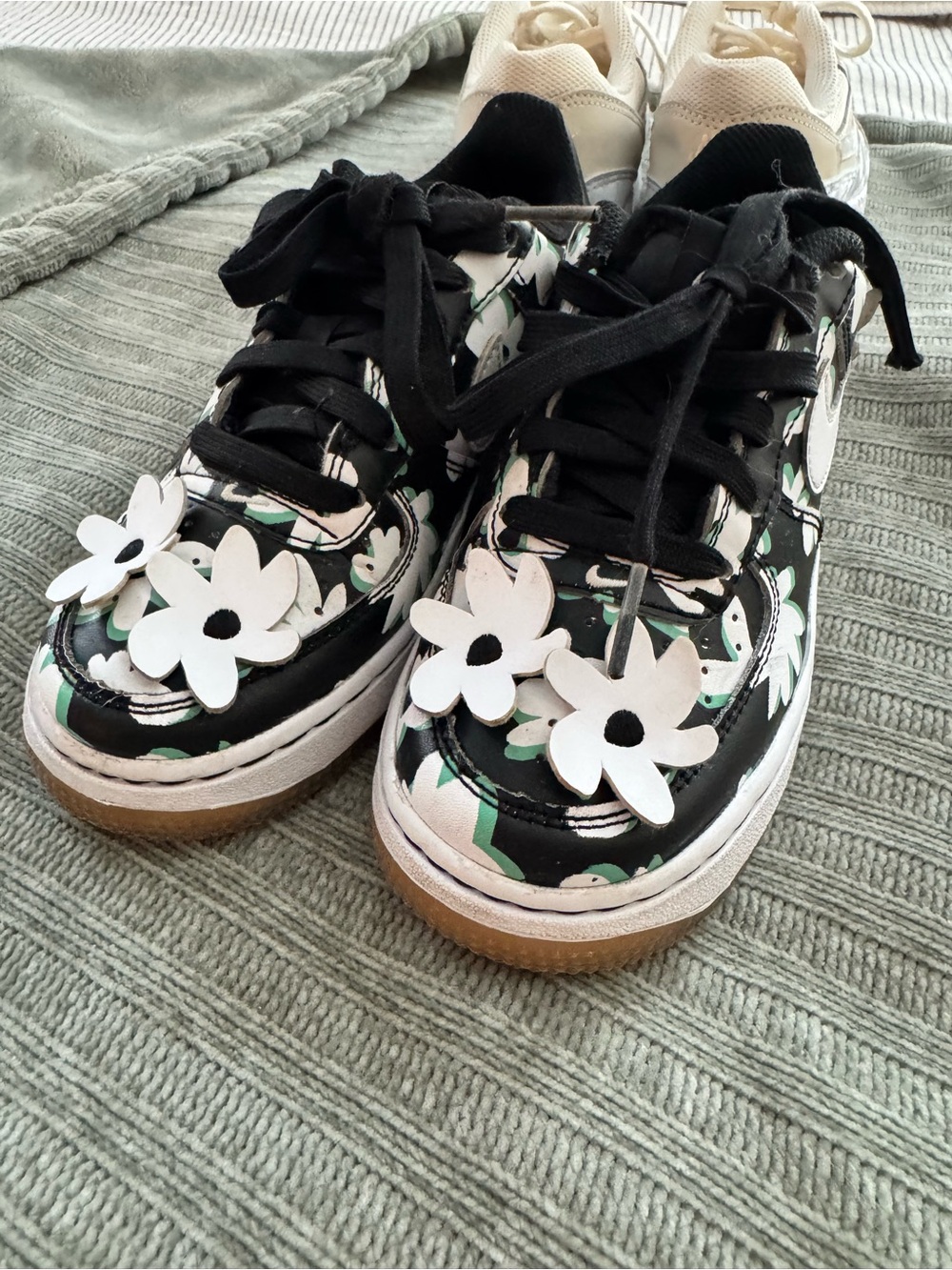 Bundle of 2 pairs girls’ Nike Air Max - Picture 4 of 12